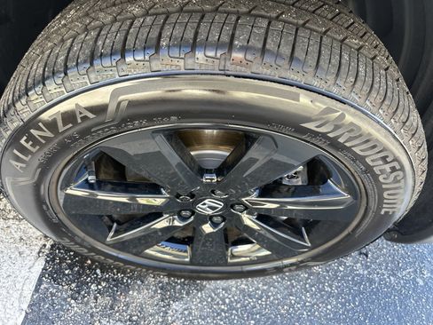 Used 2025 Honda Pilot Black Edition image 6