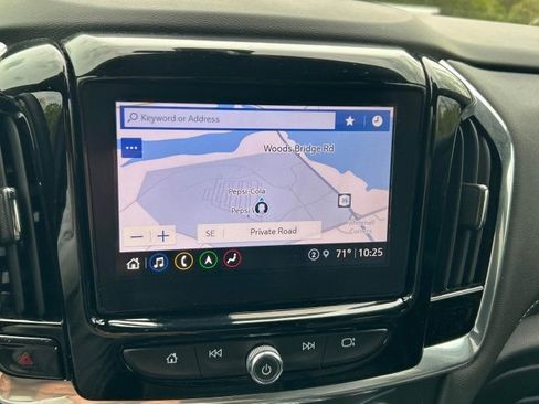 Used 2023 Chevrolet Traverse LT w/ LT Premium Package AWD/4WD image 7