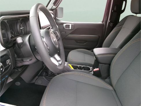 Used 2025 Jeep Wrangler Unlimited Sahara AWD/4WD image 14