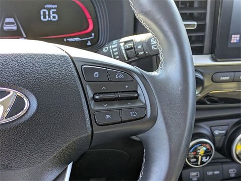 Used 2024 Hyundai Venue SEL image 18