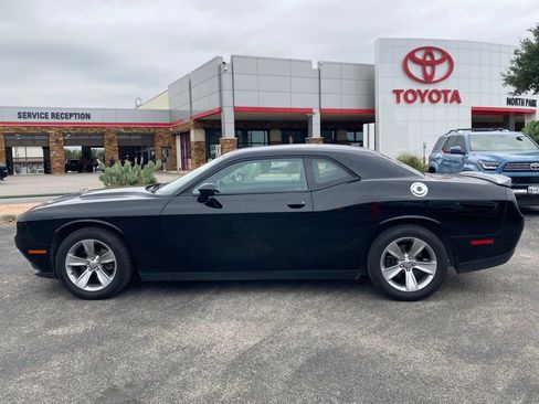 Used 2018 Dodge Challenger SXT RWD image 8