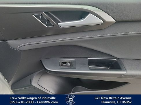 Certified 2025 Volkswagen Taos SE image 42