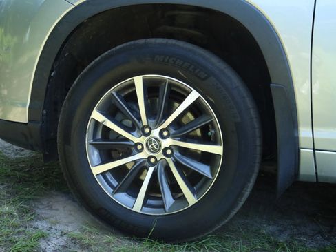 Used 2017 Toyota Highlander XLE image 24