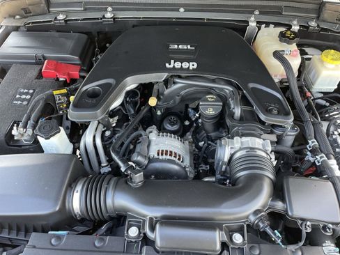 Used 2020 Jeep Gladiator Overland w/ Dual Top Group image 10