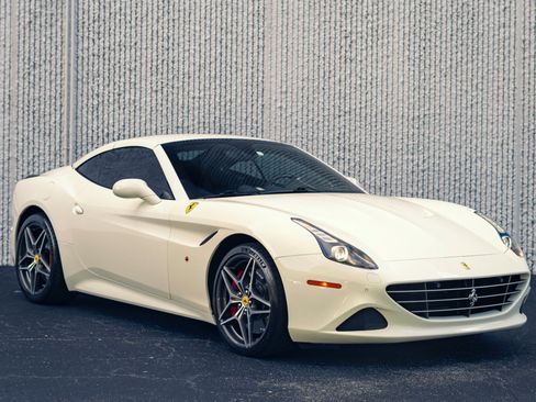 Used 2017 Ferrari California T RWD image 44