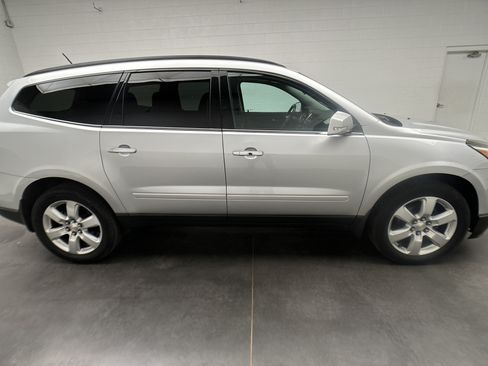 Used 2017 Chevrolet Traverse LT w/ Style and Technology Package FWD image 9