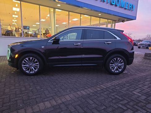 Used 2025 Cadillac XT4 Premium Luxury image 2