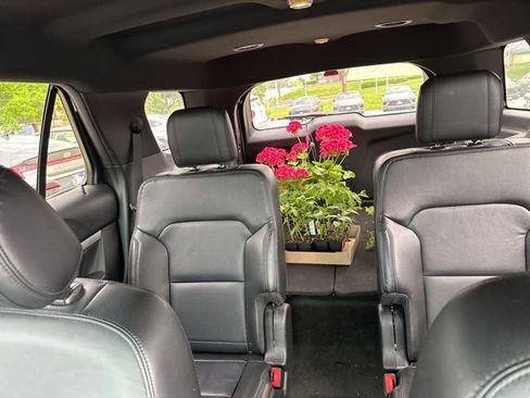Used 2016 Ford Explorer XLT w/ Equipment Group 202A AWD/4WD image 18