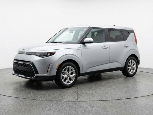 Used 2025 Kia Soul LX w/ LX Technology Package FWD image 3