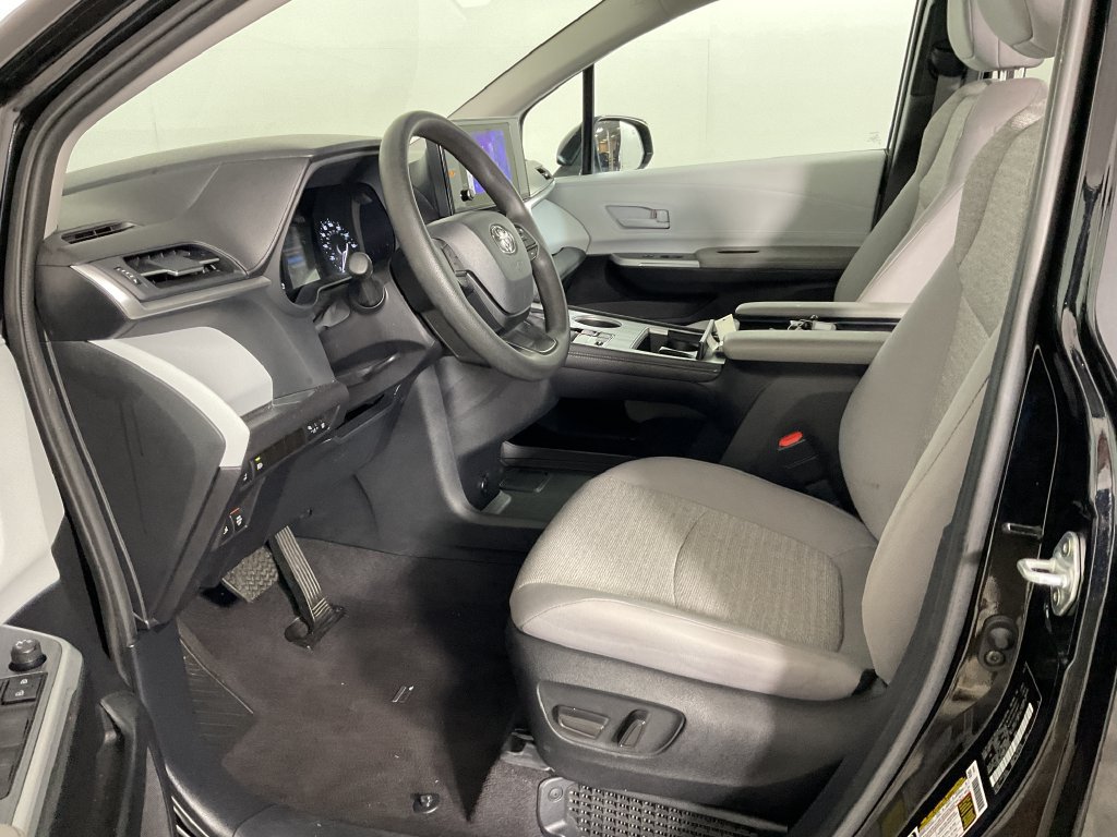 Used 2025 Toyota Sienna LE FWD image 17
