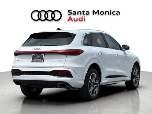 Used 2025 Audi Q5 Premium Plus w/ Premium Plus AWD/4WD image 2