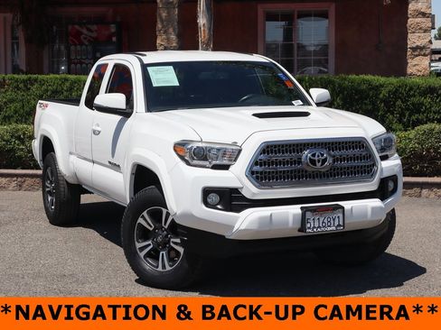 Used 2016 Toyota Tacoma TRD Sport image 2