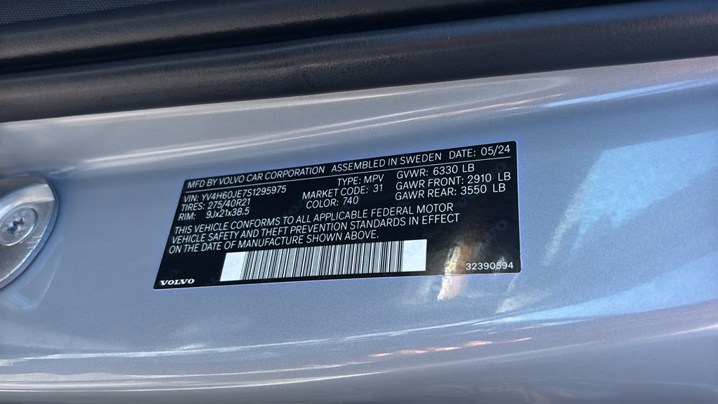 Certified 2025 Volvo XC90 T8 Plus w/ Protection Package AWD/4WD image 32
