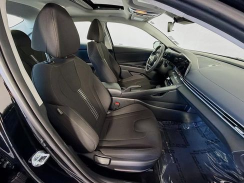 Used 2025 Hyundai Elantra SEL FWD image 35