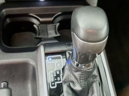 Used 2020 Toyota Tacoma Limited AWD/4WD image 25