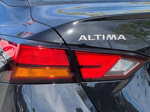 Used 2025 Nissan Altima 2.5 SV FWD image 12