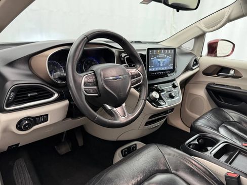 Used 2017 Chrysler Pacifica Touring-L FWD image 8
