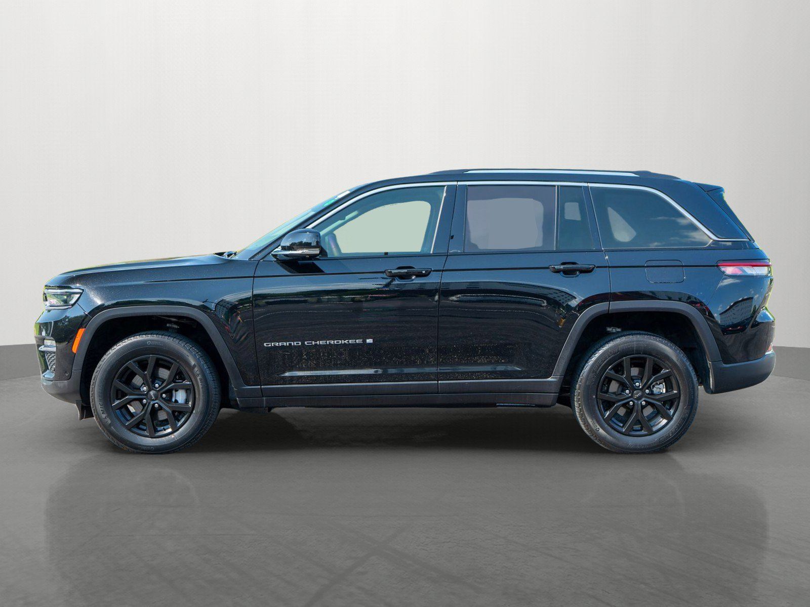Used 2023 Jeep Grand Cherokee Limited w/ Luxury Tech Group II AWD/4WD image 4