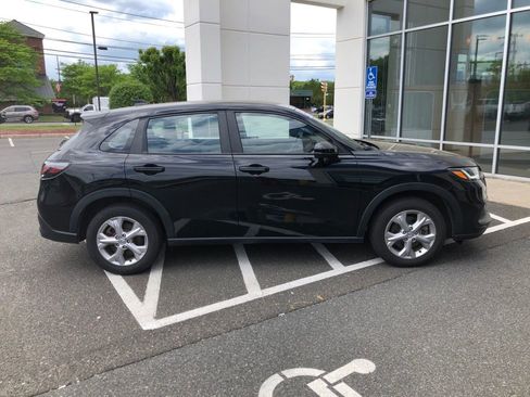 Used 2023 Honda HR-V LX image 2