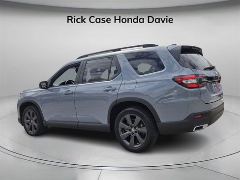 Certified 2025 Honda Pilot Sport image 8