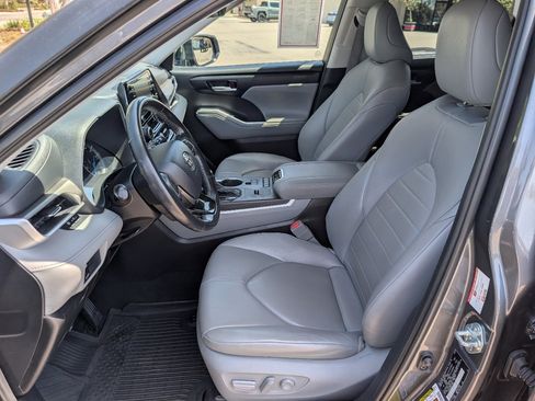 Used 2021 Toyota Highlander XLE image 2