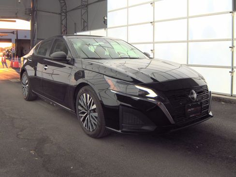 Used 2024 Nissan Altima 2.5 SV image 6