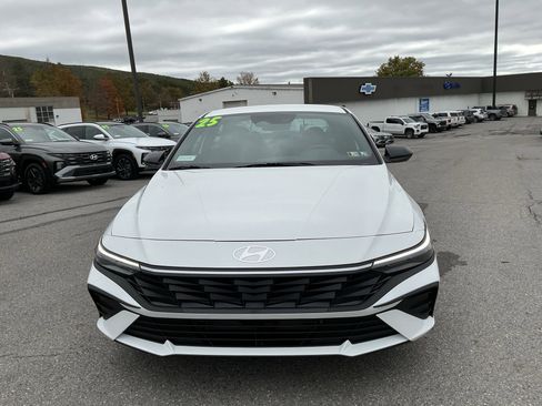 New 2025 Hyundai Elantra SEL image 9