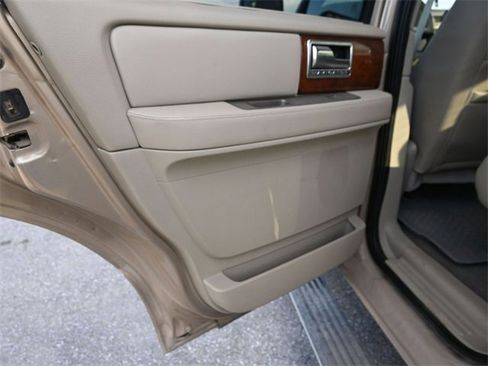 Used 2014 Lincoln Navigator Base image 18