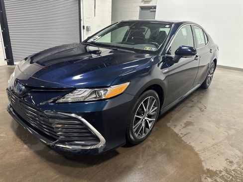 Used 2021 Toyota Camry XLE w/ Navigation Upgrade Package FWD image 6