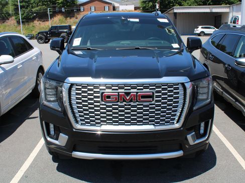 Used 2021 GMC Yukon Denali w/ Denali Premium Package AWD/4WD image 2