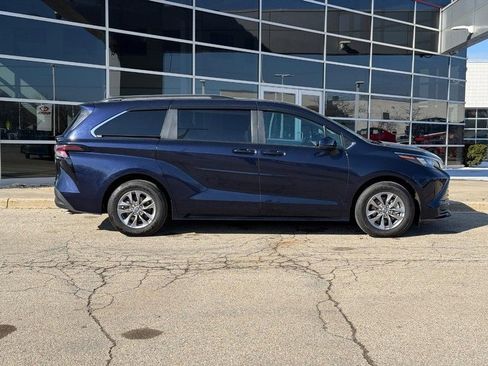 Used 2025 Toyota Sienna LE w/ LE Plus Package image 2