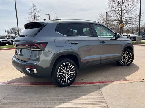 Used 2025 Volkswagen Taos SE image 6