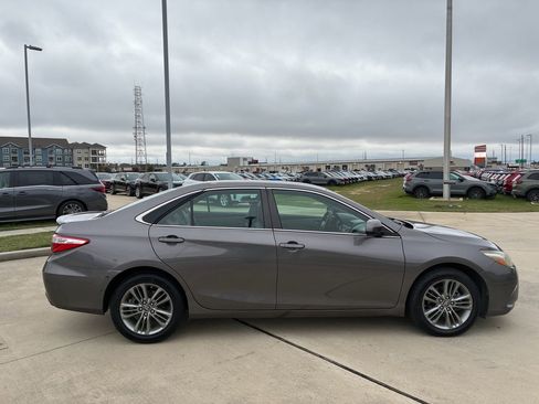Used 2017 Toyota Camry SE image 9