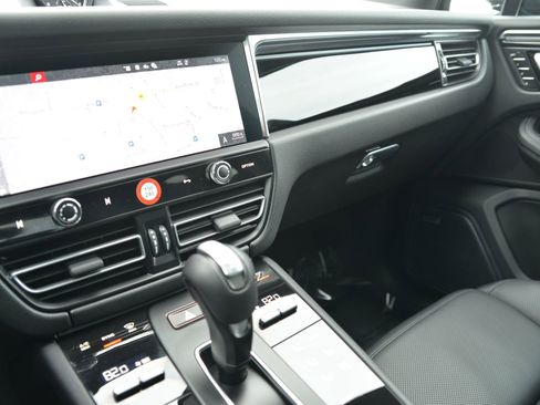 Certified 2025 Porsche Macan image 32