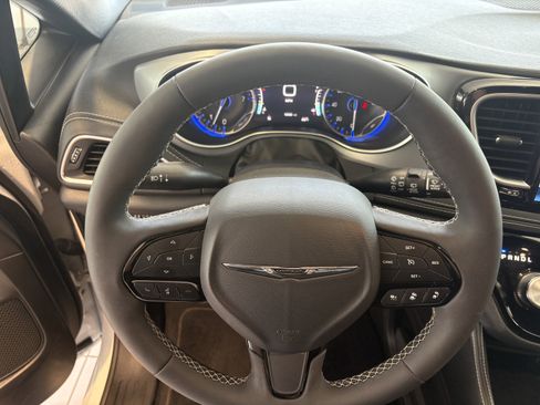 Used 2025 Chrysler Pacifica Limited image 9