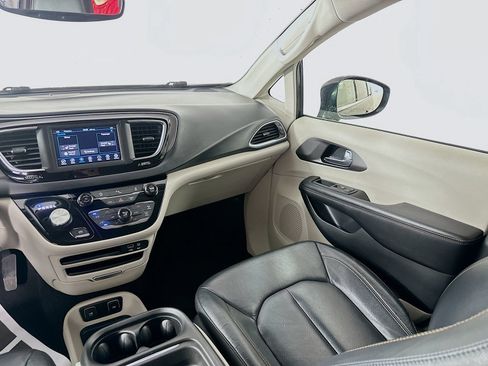 Used 2020 Chrysler Pacifica Touring-L FWD image 23