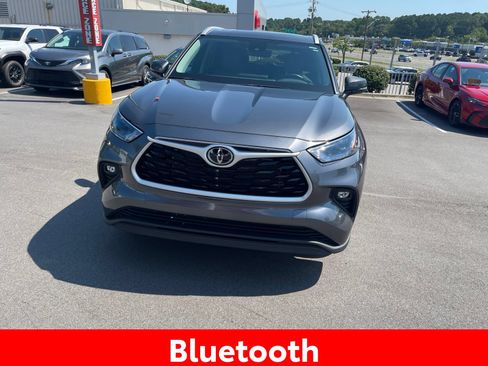 Used 2025 Toyota Highlander XLE FWD image 11