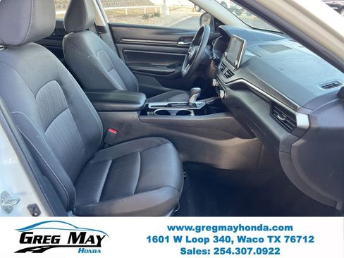 Used 2024 Nissan Altima 2.5 SV FWD image 12