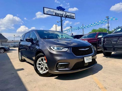 Used 2023 Chrysler Pacifica Touring-L FWD image 1