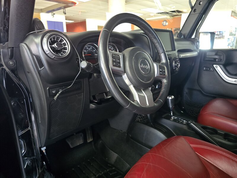 Used 2013 Jeep Wrangler Unlimited Rubicon AWD/4WD image 9