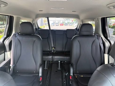 Used 2024 Kia Carnival LX FWD image 10