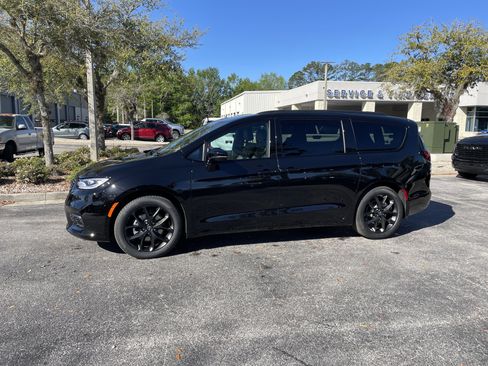 New 2026 Chrysler Pacifica Select image 4