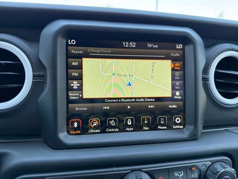 Used 2022 Jeep Wrangler Unlimited Sahara w/ Cold Weather Group AWD/4WD image 10