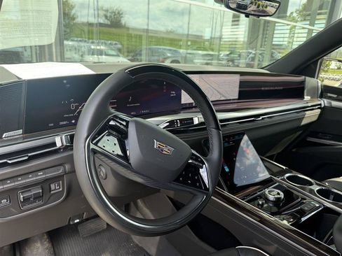 Used 2025 Cadillac Escalade Premium Luxury AWD/4WD image 13