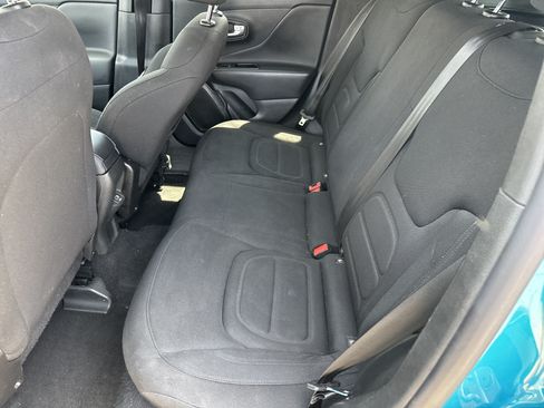 Used 2022 Jeep Renegade Latitude AWD/4WD image 6