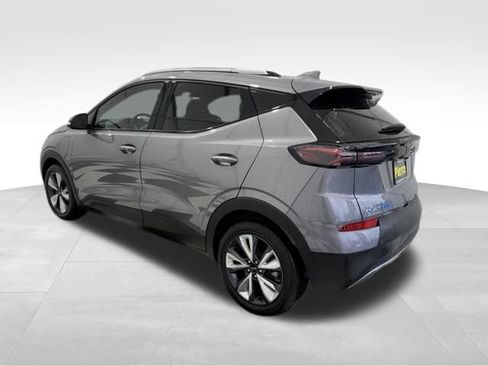 Used 2023 Chevrolet Bolt EUV LT w/ Convenience Package FWD image 2