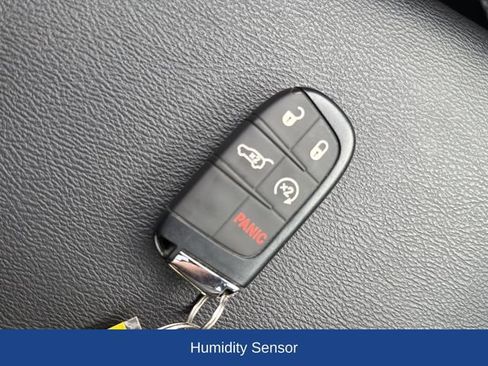 Used 2025 Jeep Compass Latitude w/ Sun & Sound Group AWD/4WD image 25