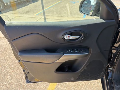 Used 2019 Jeep Cherokee Limited AWD/4WD image 11