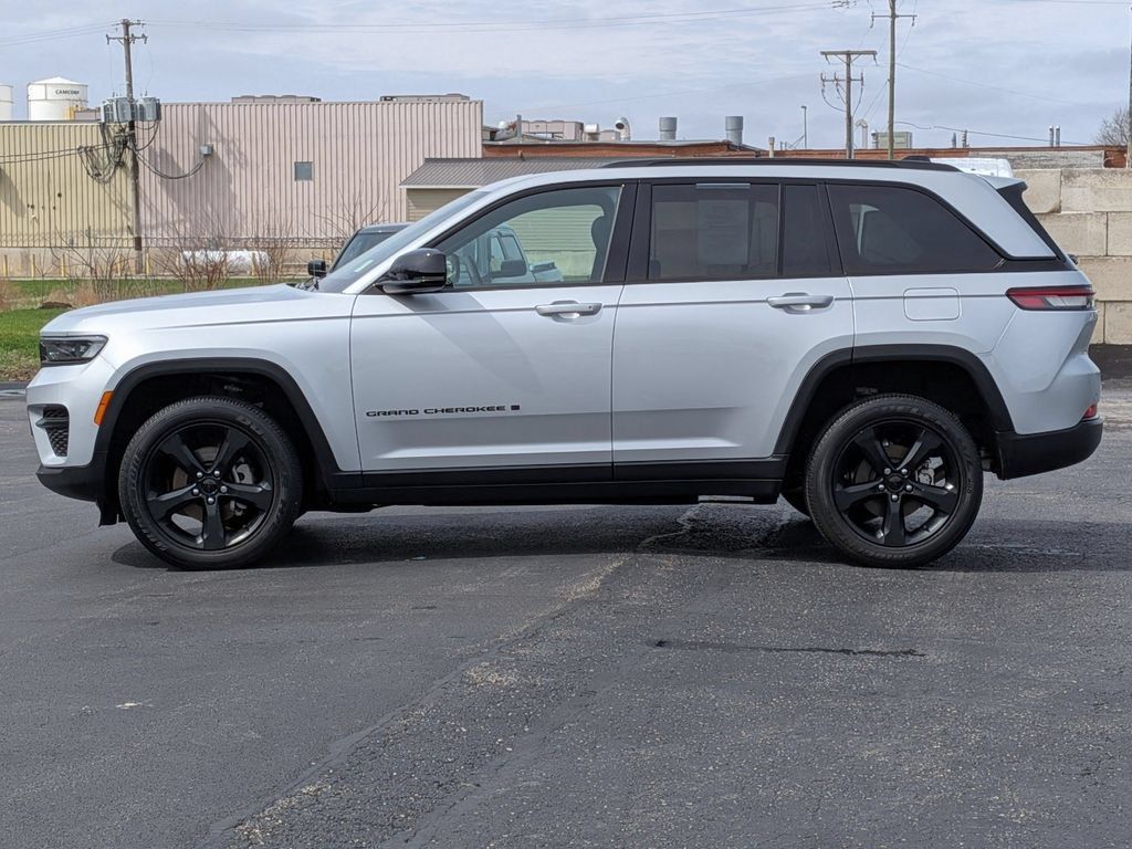Used 2023 Jeep Grand Cherokee Altitude AWD/4WD image 4