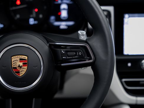 Used 2025 Porsche Macan AWD/4WD image 43